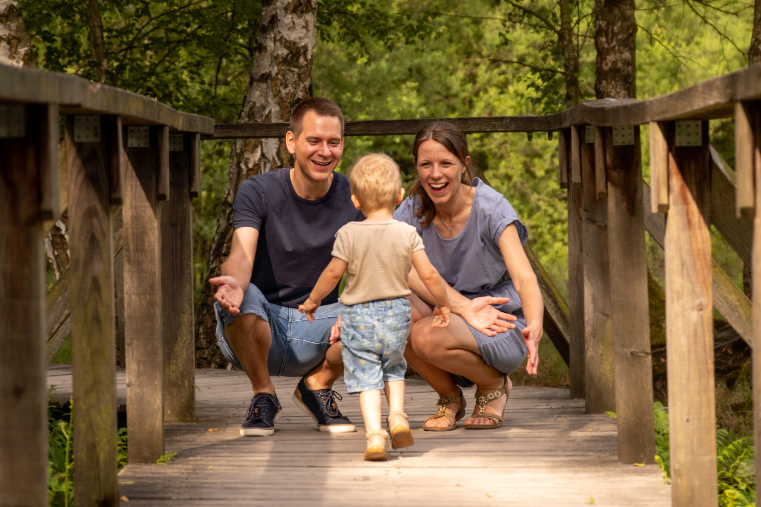 Kind kommt auf Mama und Papa zugelaufen
