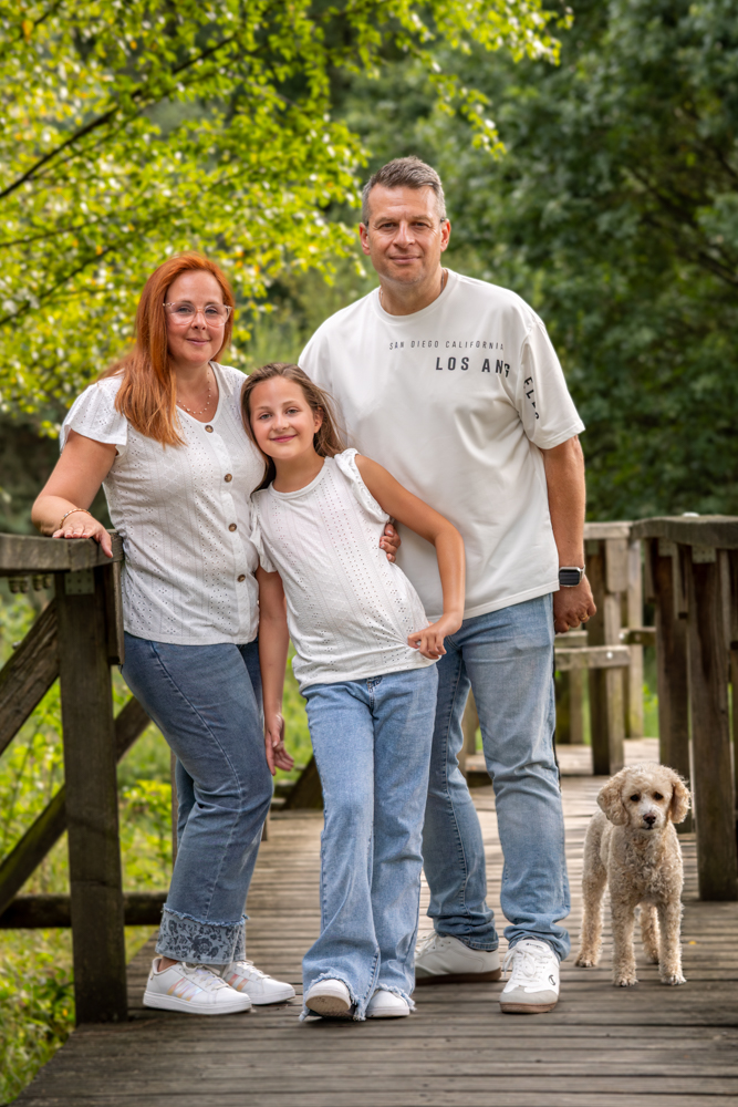 Natürliche Familienfotografie Familienshooting outdoor im Sommer, Eltern mit Tochter und Hund auf einem Steg