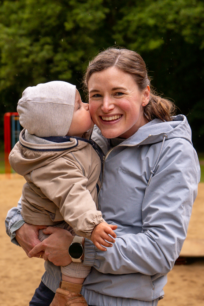 Kindershooting outdoor - Kind gibt Mama Kuss auf die Wange