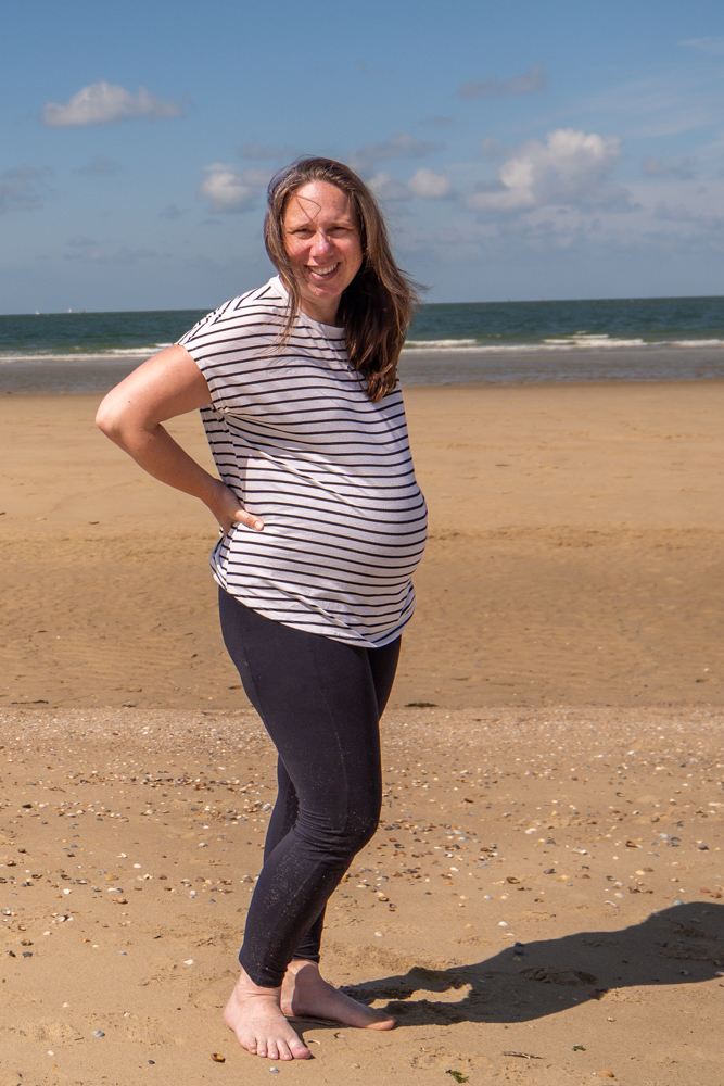 Schwangere Frau am Strand - Dorothee Tscherner