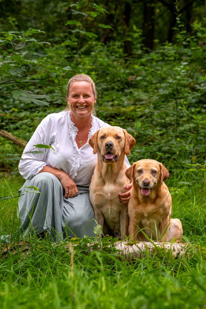 Hundeshooting outdoor - Frau mit ihren zwei Hunden im Wald