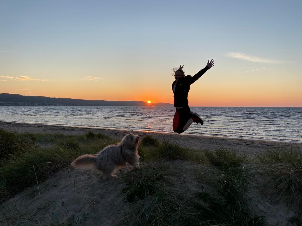 Strandshooting bei Sonnenuntergang mit Hund