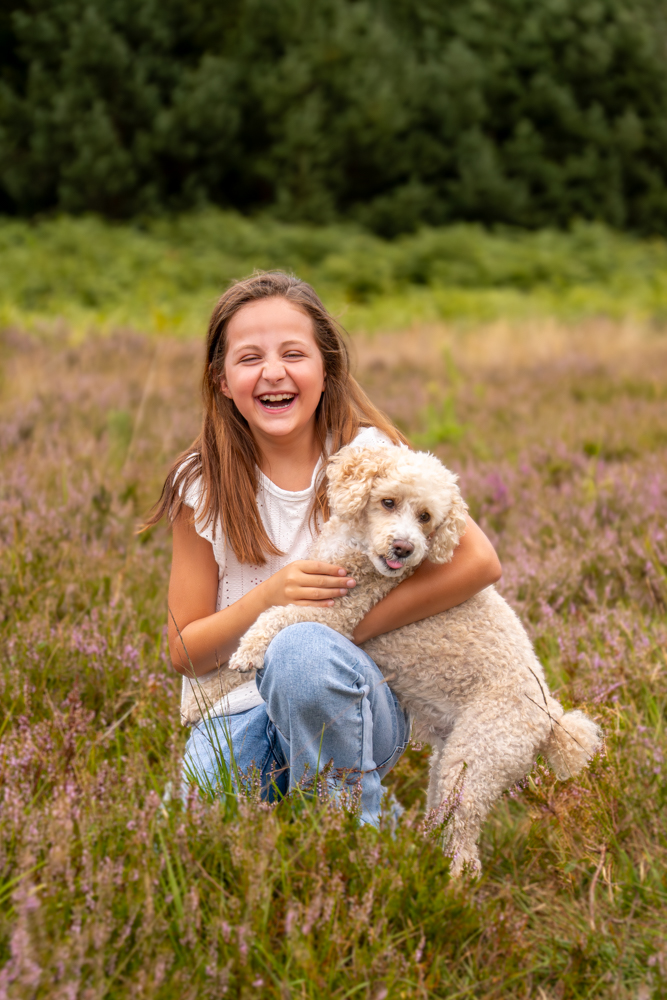 Kindershooting outdoor - Mädchen mit Hund bei Sommer in der Heide