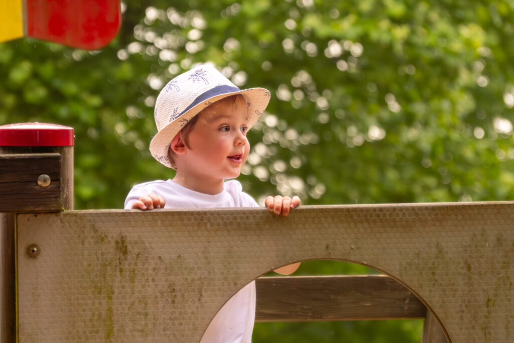 Kindershooting outdoor - Kind auf einem Klettergerüst