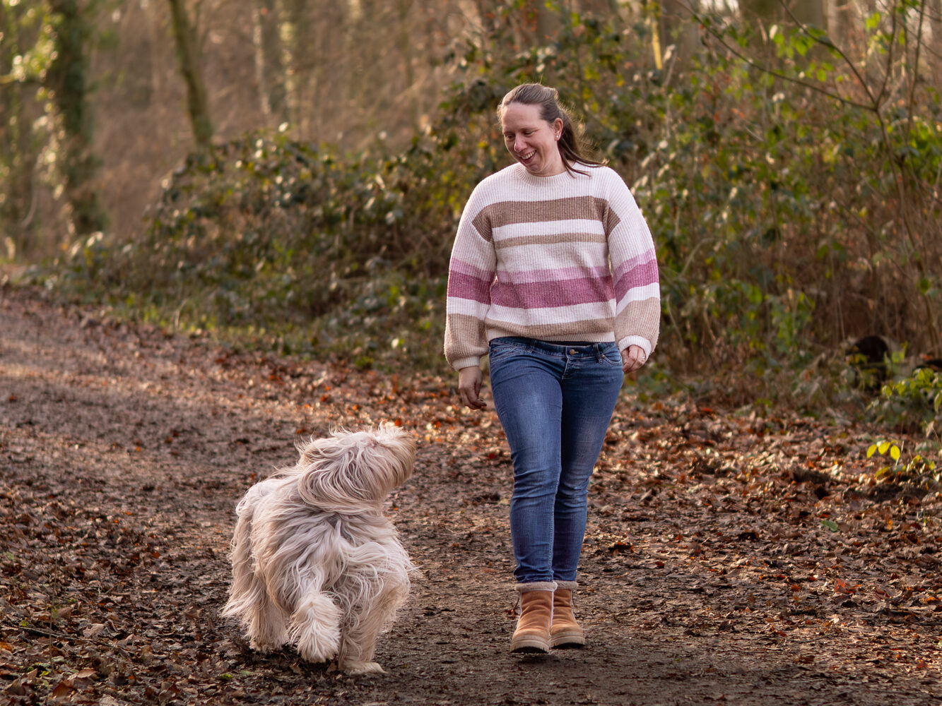 Hundeshooting im Wald - Frau mit Hund