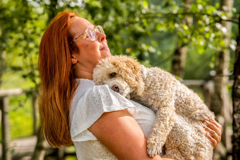 Hundeshooting outdoor - Hund schmiegt sich an Besitzerin