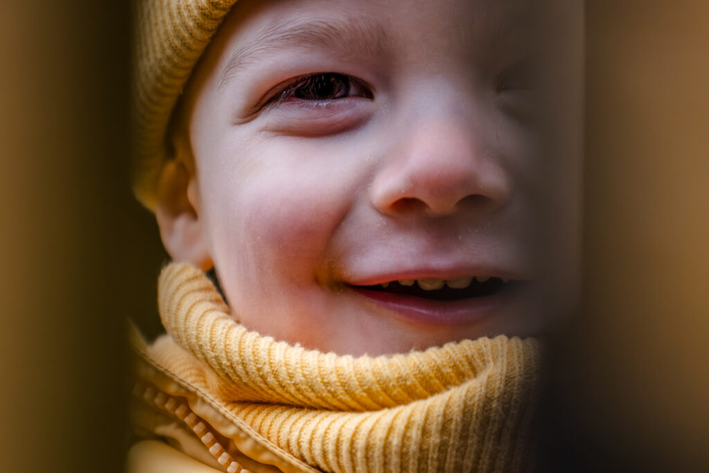 Kind auf dem Spielplatz Closeup