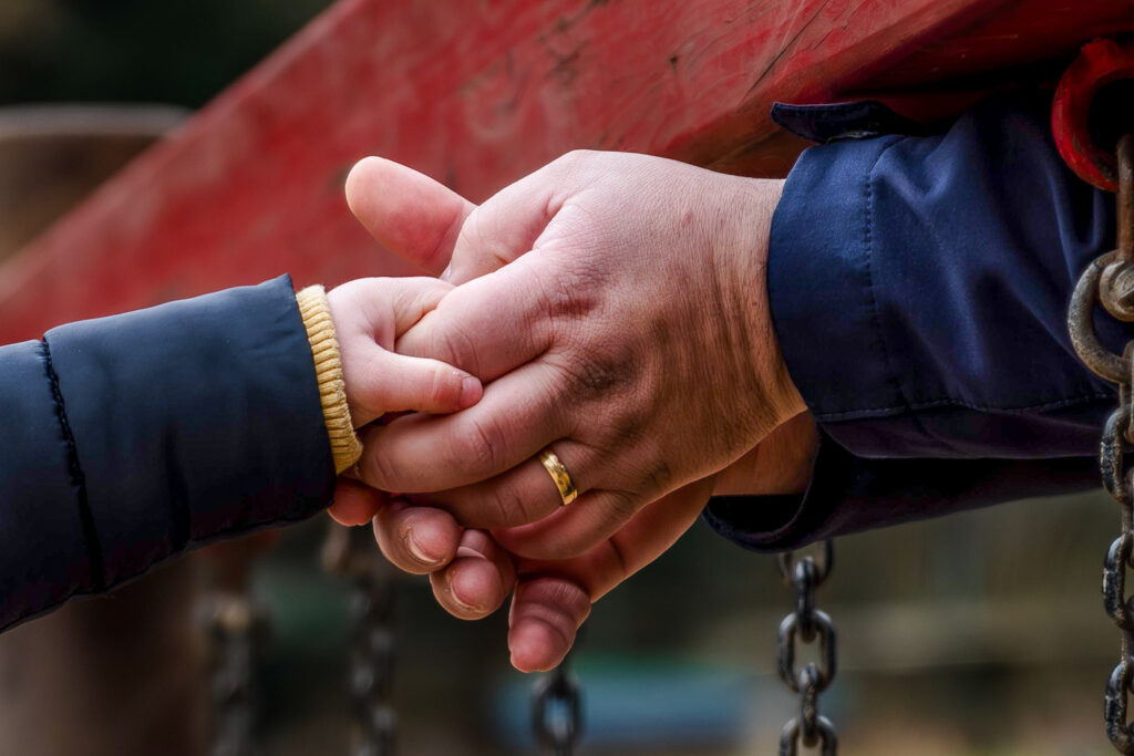 Kind hält hand des Vaters - Nahaufnahme