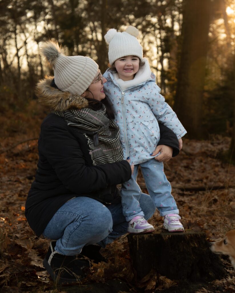 Mama mit Mädchen im Wald im Winter