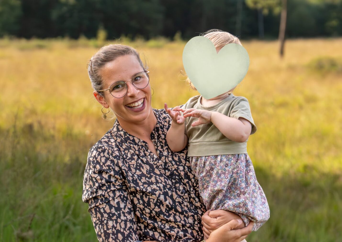 Mama mit Tochter in der Heide
